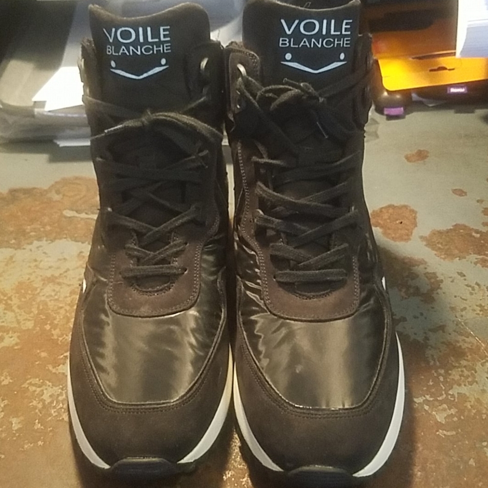 High top  sneaker